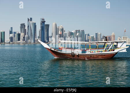 Die Innenstadt von Doha mit seiner beeindruckenden Skyline der Wolkenkratzer mit authentischen Dhaus in der Bucht, Doha, Katar, Nahost Stockfoto