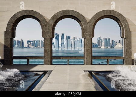 Die Innenstadt von Doha mit seiner beeindruckenden Skyline der Wolkenkratzer wie das Museum für islamische Kunst gesehen über die Bucht, Doha, Katar Stockfoto