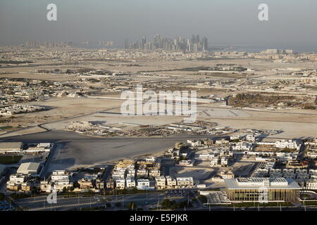 Luftbild von der Aspire Tower Aussichtsplattform von Downtown Doha mit seinen Wolkenkratzern in der Ferne, Doha, Katar Stockfoto