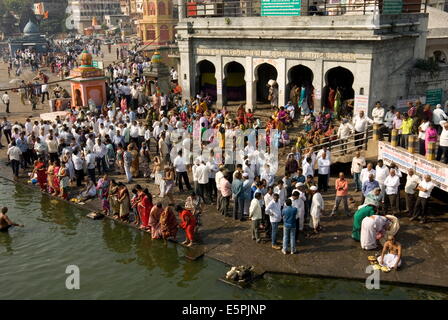 Anbeter des Ramkund Tanks auf den Ghats entlang des heiligen Flusses Godavari, Nasik (Nashik), Maharashtra, Indien, Asien Stockfoto