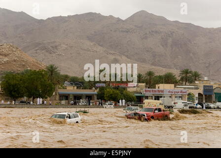 Eine Sturzflut im Wadi durch das Zentrum der Stadt, Nizwa, Oman, Naher Osten Stockfoto