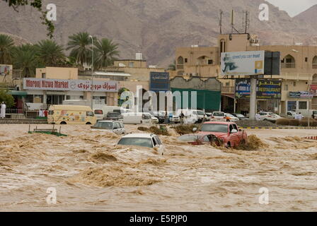 Eine Sturzflut im Wadi durch das Zentrum der Stadt, Nizwa, Oman, Naher Osten Stockfoto