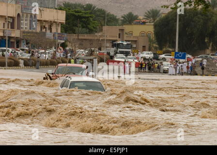 Eine Sturzflut im Wadi durch das Zentrum der Stadt, Nizwa, Oman, Naher Osten Stockfoto