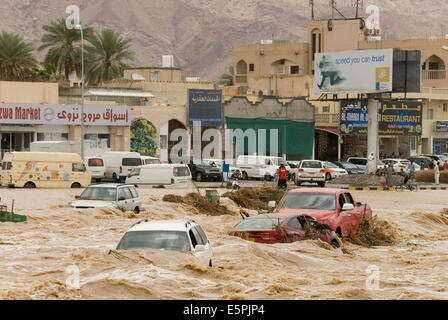 Eine Sturzflut im Wadi durch das Zentrum der Stadt, Nizwa, Oman, Naher Osten Stockfoto