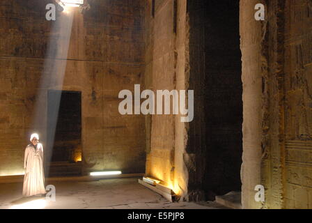 Die äußeren Säulenhalle im Tempel von Hathor, Dendera Nekropole, Qena, Niltal, Ägypten, Nordafrika, Afrika Stockfoto