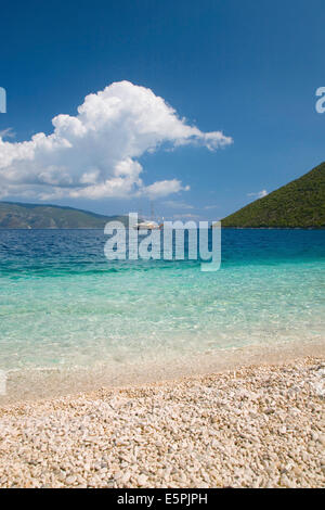 Blick vom Kiesstrand über Antisamos Bay, Sami, Kefalonia (Kefallonia, Cephalonia), Ionische Inseln, griechische Inseln, Griechenland Stockfoto