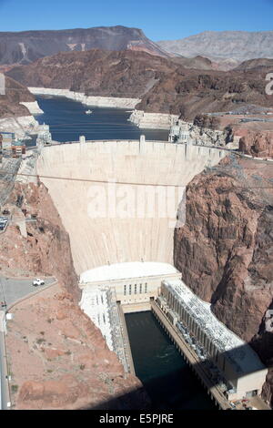 Blick auf den Hoover-Staudamm aus der neuen Mike O' Callaghan-Pat Tillman Memorial Bridge, Arizona, Vereinigte Staaten von Amerika, Nordamerika Stockfoto