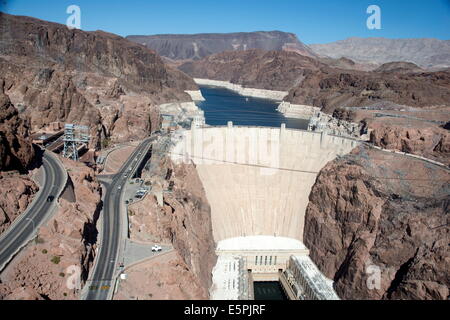 Blick auf den Hoover-Staudamm aus der neuen Mike O' Callaghan-Pat Tillman Memorial Bridge, Arizona, Vereinigte Staaten von Amerika, Nordamerika Stockfoto