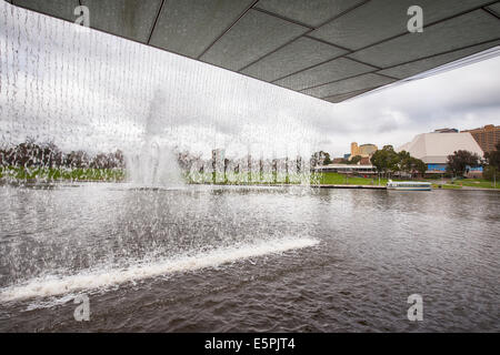 Die neue Ufer Fußgängerbrücke überspannt die malerischen River Torrens am nördlichen Rande des zentralen Adelaide, South Australia. Stockfoto