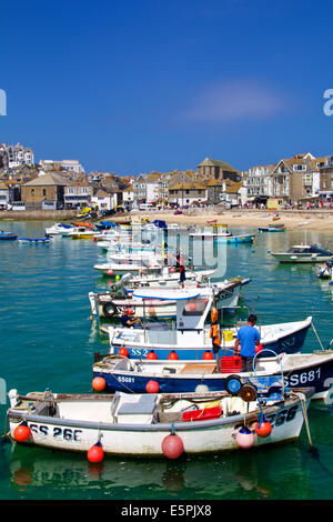 Landschaft-Holzboote in St Ives Hafen Cornwall sonnigen Tag mit Blick auf Strand und Stadt Stockfoto