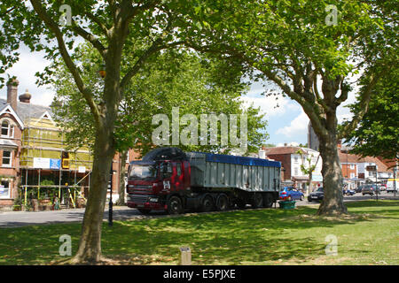 Ein DAF artikuliert LKW Reisen durch Tenterden High Street in Kent, England Stockfoto