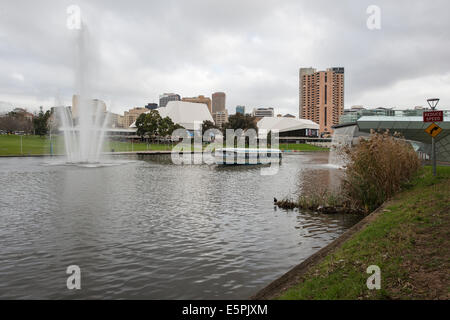 Die neue Ufer Fußgängerbrücke überspannt die malerischen River Torrens in der Innenstadt von Adelaide, South Australia. Stockfoto