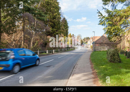 Ein schnelles Auto in einem ländlichen Dorf, Thurgaton, Nottinghamshire, England, Großbritannien Stockfoto