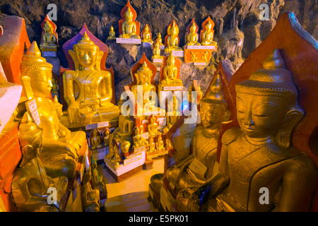 Buddha-Statuen im Eingang zum Shwe Oo Min natürliche Höhle Pagode, Pindaya, Myanmar (Burma), Asien Stockfoto