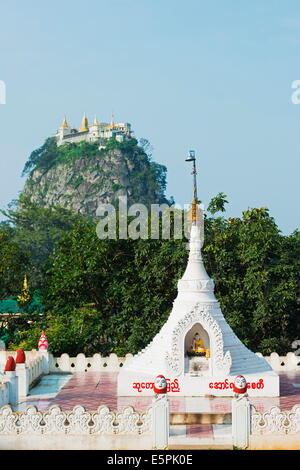 Buddhistische Tempel auf Popa Taung Kalat, Mount Popa, Myanmar (Burma), Asien Stockfoto