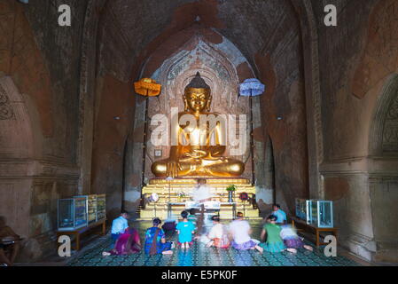 Menschen beten, Htilominlo Pahto Tempel, Bagan (Pagan), Myanmar (Burma), Asien Stockfoto