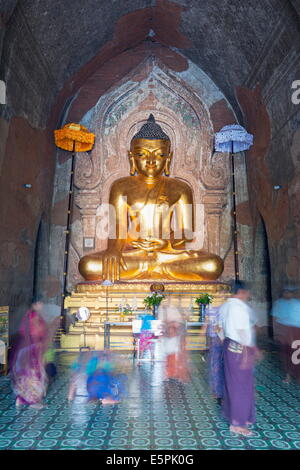 Menschen beten, Htilominlo Pahto Tempel, Bagan (Pagan), Myanmar (Burma), Asien Stockfoto