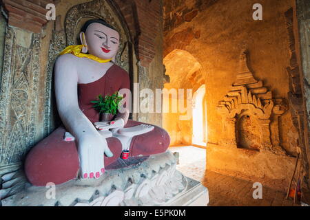 Buddha-Statue im Tempel, Bagan (Pagan), Myanmar (Burma), Asien Stockfoto