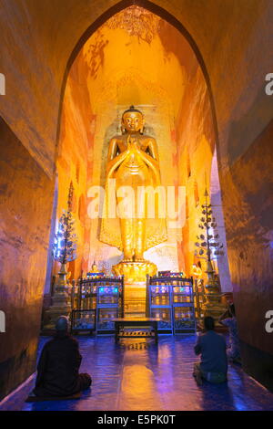 Buddha-Statue, Ananda Tempel, Bagan (Pagan), Myanmar (Burma), Asien Stockfoto