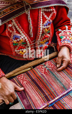 Quechua-Frau weben einen traditionellen Textil, Cuzco, Peru, Südamerika Stockfoto