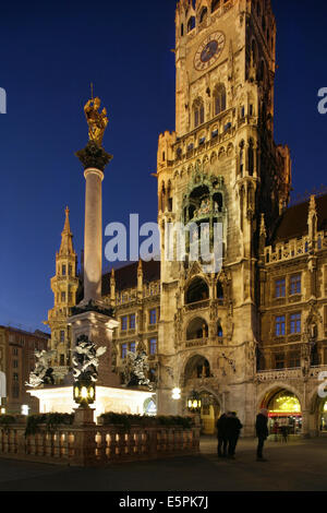 Die Mariensaule Marias Spalte (1638) Neues Rathaus oder und neues Rathaus, Marienplatz, München, Deutschland. Stockfoto