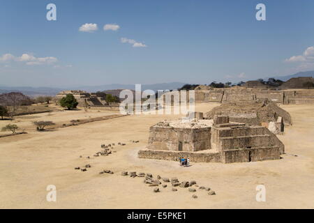 Plaza Principal, Blick vom südlichen Plattform, Buiding J, Monte Alban, der UNESCO, Oaxaca, Mexiko Stockfoto