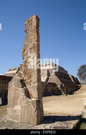 Stela 18 aus 100 v. Chr. mit Building Gruppe IV zeremonielle Complex im Hintergrund, Monte Alban, der UNESCO, Oaxaca, Mexiko Stockfoto