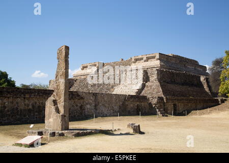 Stela 18 aus 100 v. Chr. mit Building Gruppe IV zeremonielle Complex im Hintergrund, Monte Alban, der UNESCO, Oaxaca, Mexiko Stockfoto