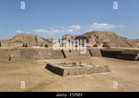 Versunkene Patio im Vordergrund mit Gebäude E und Gebäude ich im Hintergrund, Monte Alban, der UNESCO, Oaxaca, Mexiko Stockfoto