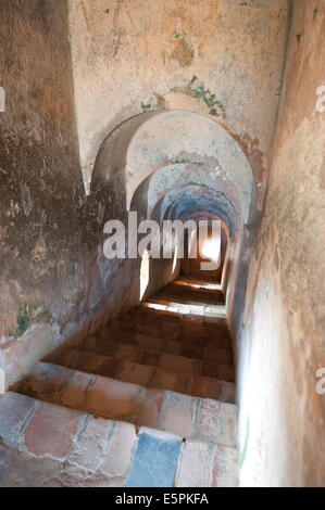 Terrakotta-Treppe, die zum königlichen Gemächer von der Terrasse, Palast der Ahom Königreich, Rangpur, Sivasagar, Assam, Indien Stockfoto