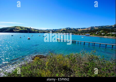 Kleine Boote in der Akaroa harbour, Banks Peninsula, Canterbury, Südinsel, Neuseeland, Pazifik Stockfoto