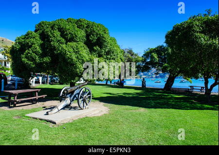 Alte Kanone in einem Park in Akaroa, Banks Peninsula, Canterbury, Südinsel, Neuseeland, Pazifik Stockfoto