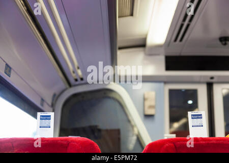 Buchung von Bahntickets angebracht an der Rückseite Platz für reservierte Plätze auf einer East Midlands Züge Zug, England, UK Stockfoto