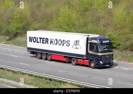 Ein Sattelschlepper Reisen entlang der Autobahn M20 in Kent, England Stockfoto