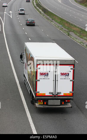 Ein LKW und andere Verkehrsmittel reisen entlang der Autobahn M20 in Kent, England Stockfoto