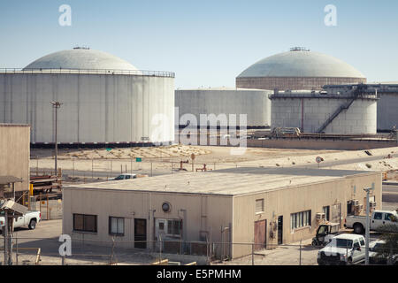 Gruppe von großen Treibstofftanks. Ölhafen Ras Tanura, Saudi-Arabien Stockfoto