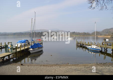 Boote am Lake Windermere im Frühjahr Stockfoto