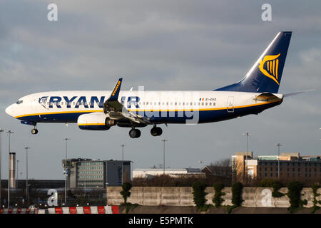 Ryanair Boeing 737-800 nähert sich Start-und Landebahn 23R am Flughafen Manchester. Stockfoto