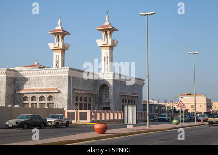RAHIMA, SAUDI Arabien - 19. Mai 2014: Streetview mit Moschee und Straße, Saudi Arabien Stockfoto