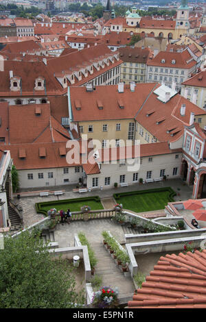 Blick auf Prag von der Pragerburg auf einem alten Platz Stockfoto