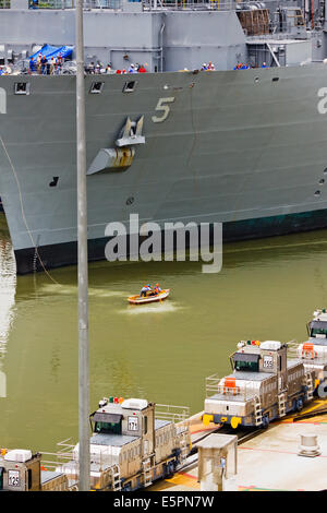 Maultier Lokomotiven und US navy Schiff USNS Robert E Peary, Panama-Kanal Stockfoto