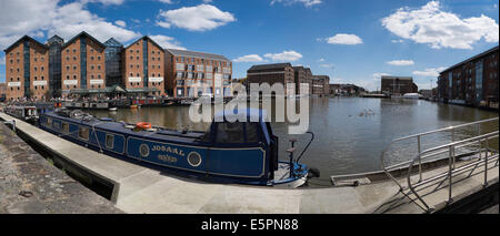 PANORAMA VON GLOUCESTER DOCKS ZEIGEN LAGERHALLEN UMGEWANDELT IN WOHNUNGEN UND APARTMENTS MIT BLICK AUF SCHMALE BOOTE VERTÄUT IM DOCK UK Stockfoto