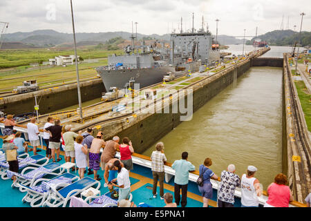 Blick auf das Miraflores-Schleuse, Panama-Kanal Passagiere von Kreuzfahrtschiffen Stockfoto