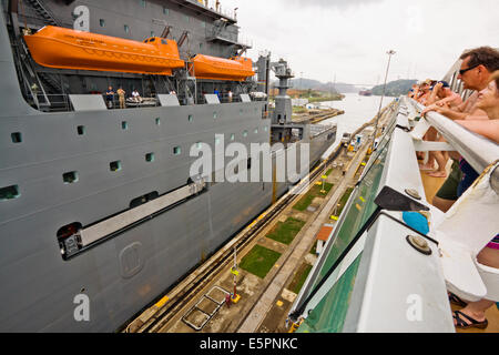 Kreuzfahrtschiff und USNS Robert E Peary in Pedro Miguel Lock, Panama-Kanal Stockfoto