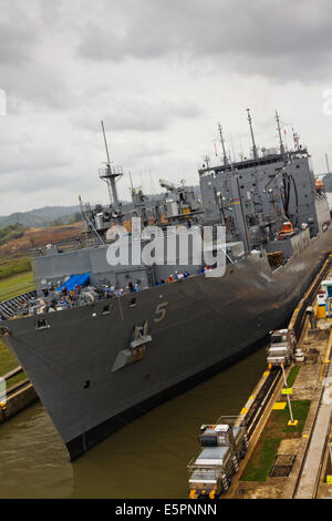 USNS Robert E Peary in Pedro Miguel Lock, Panama-Kanal Stockfoto