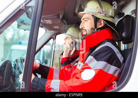 Notarzt und Krankenwagen fahren Krankenschwester Stockfoto