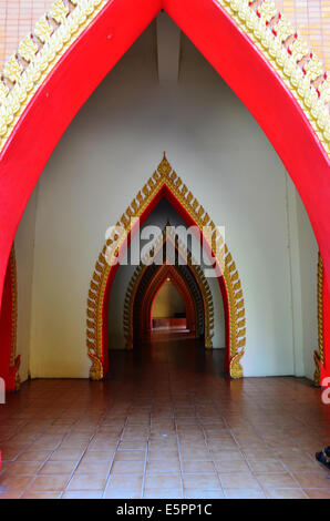 Bogen Sie Weg in Pagode, Wat Tham Sua oder Tiger Cave Tempel, Tha Moung, Kanchanburi, Thailand Stockfoto