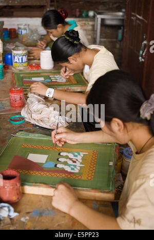 Maler bei der Arbeit an Handwerker Angkor, Siem Reap, Kambodscha. Handwerk Workshop. Siem Reap. Kambodscha. Handwerker-Angkor war creat Stockfoto