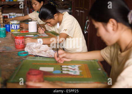 Maler bei der Arbeit an Handwerker Angkor, Siem Reap, Kambodscha. Handwerk Workshop. Siem Reap. Kambodscha. Handwerker-Angkor war creat Stockfoto