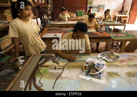 Maler bei der Arbeit an Handwerker Angkor, Siem Reap, Kambodscha. Handwerk Workshop. Siem Reap. Kambodscha. Handwerker-Angkor war creat Stockfoto